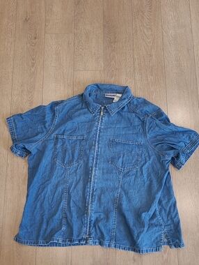 Vuntage Bill Blass Short-Sleeve Denim Shirt Featuring a full front zipper